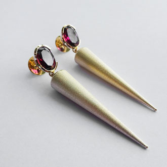 Ohrstecker in Gelbgold 750 mit rosa Granaten und beweglichen Kegeln, Preis auf Anfrage