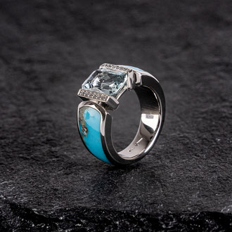 Ring in Weissgold 750 mit weissen Brillanten, Aquamarin und eingeschliffenen Türkis-Intarsien, Preis auf Anfrage