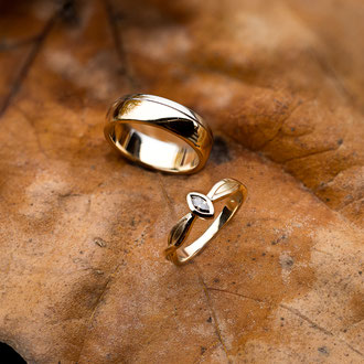Eheringe in Gelb- und Weissgold 750 mit brauner Diamant-Navette im Damenring, Kundenauftrag