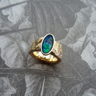 Breiter Knitter-Ring in Gelbgold 750 mattgeschlagen, mit Opal und Brillanten, Kundenauftrag