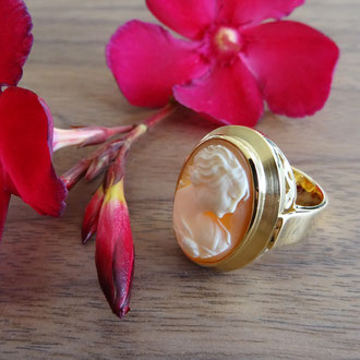Ring in Gelbgold 750 mit einer Muschel-Gemme und Schnörkelmotiv in der Fassung, Kundenauftrag