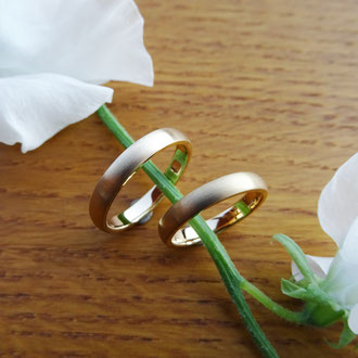 Eheringe in Gelbgold 750 fein längsmattiert, Kundenauftrag