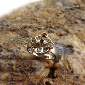 Ring in Weiss- und Gelbgold 750 mit Symbol 4 Elemente und div. Edelsteinen, Kundenauftrag