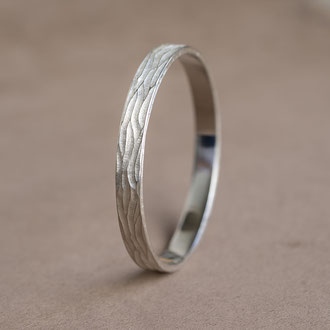Armreif rund & breit in Silber 925, mit eingefräster Wellenstruktur, CHF 510.- plus MWST