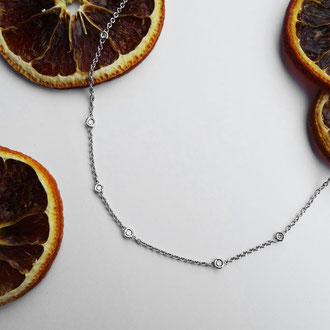 Weissgold 750-Collier mit unregelmässig verteilten Brillanten, Preis auf Anfrage