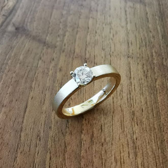 Verlobungsring in Gelbgold 750 fein diamantmattiert, mit Brillant, Kundenanfertigung