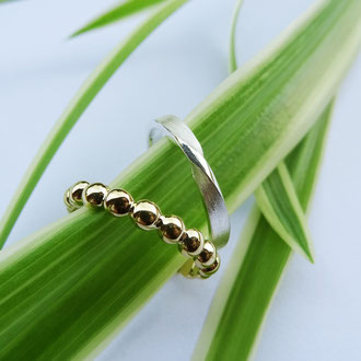 Feine Ringe in Gelbgold und Silber, hervorragend auch als Beisteckringe geeignet