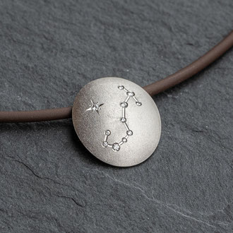 Anhänger in Weissgold 750 mit Brillanten "Sternzeichen" mattiert, an einem Kautschukcollier, Kundenauftrag