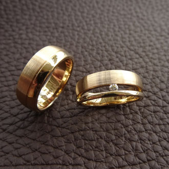 Eheringe in Roségold matt/poliert mit 1 eingeklemmtem Brillant, Preise auf Anfrage