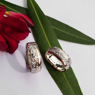 Eheringe in Weiss- und Rotgold 750 mit Frässtruktur/poliert, im Damenring 30 weisse Brillanten, Preise auf Anfrage