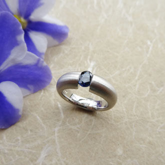 Ring in Weissgold 750 mattiert, mit ovalem, eingeklemmt gefassten Saphir