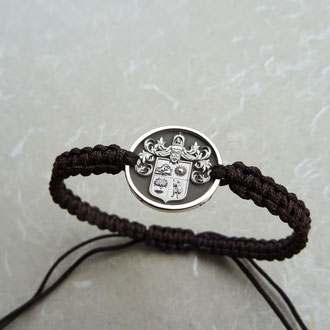Makramee-Armband verstellbar, mit Wappen-Reliefgravur, Kundenauftrag