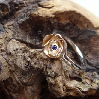 Ring in Platin und einer Rose in Rotgold 750 mit einem blauen Saphir, Preis auf Anfrage