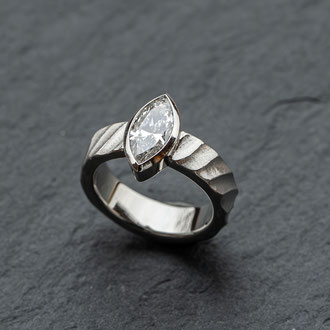 Ring in Weissgold 750 mit Labordiamant und Welleneinfräsung, Kundenauftrag