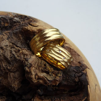 Eheringe in Gelbgold 750 mit grober Wellenstruktur und 3 weissen Brillanten, Preise auf Anfrage