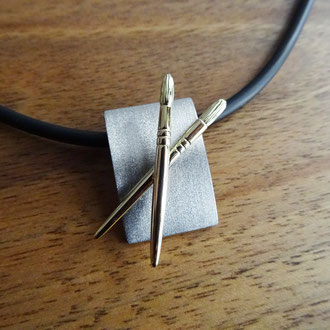 Anhänger "Künstlerleinwand" in Weiss- und Gelbgold 750 an einem Kautschukcollier, Kundenauftrag