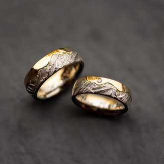 Eheringe "Berge" in Gelb- und Weissgold 750 mit Brillant im Damenring, Kundenauftrag