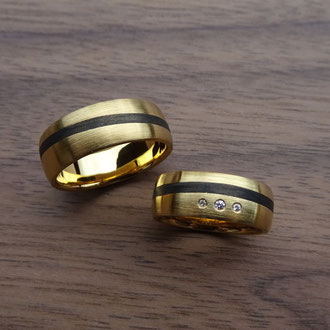 Eheringe in Gelbgold 750 matt, mit eingelegter Carbon-Linie und 3 weissen Brillanten, Preise auf Anfrage