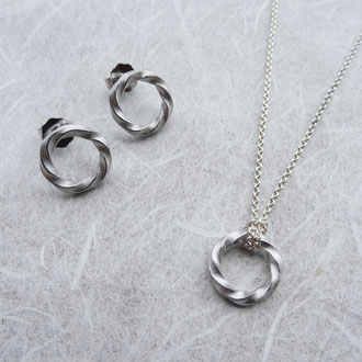 Kollektion "Loops" in Silber 925 rhodiniert, Ohrstecker CHF 260.-, Anhänger CHF 130.-
