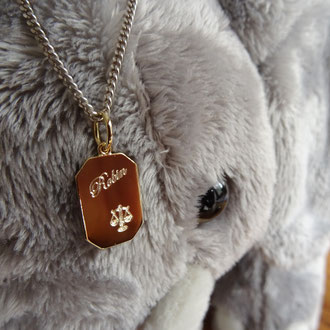 Anhänger in Gelbgold 750 mit eingraviertem Name und Sternzeichen, Preis auf Anfrage