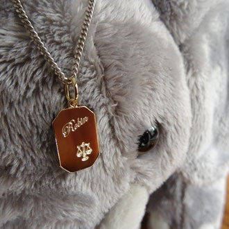 Anhänger in Gelbgold 750 mit eingraviertem Name und Sternzeichen, Preis auf Anfrage