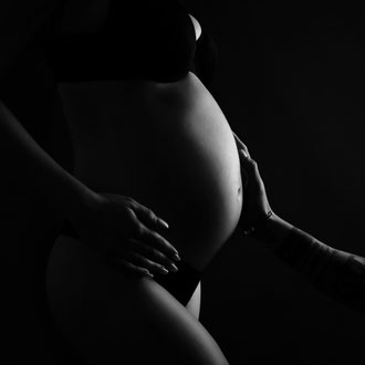 photo femme enceinte avec un petit ventre sur Marseille