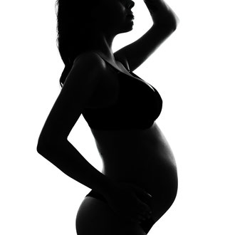 photo femme enceinte avec petit ventre Martigues