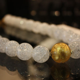 Gecrashte Bergkristallperlen, aufgezogen auf 24 ct vergoldetem Draht von hoher Qualität,  mit einer Murano-Glasperle. Länge 46 cm.     