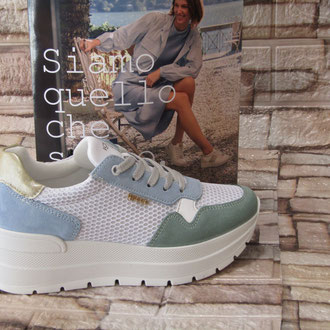 Sneacker in pelle multicolor inserti in tessuto sottopiede estraibile suola gomma tacco 30