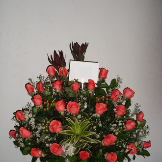 REF. 16 ARREGLO EN ROSAS DE COLOR SALMON, PROTEAS,CANCION DE LA INDIA ELBORADO SOBRE BASE CORTEZA DE MADERA.