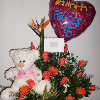 REF. 1 ARREGLO EN ROSAS DE COLOR SALMÓN,AVE DEL PARAÍSO, GERBERAS,GLOBO METALIZADO Y PELUCHE ELABORADO SOBRE BASE CORTEZA DE MADERA.