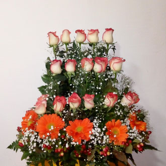 REF.66 ARREGLO EN ESCALA ROSAS DE COLOR BLUSH, GERBERAS,EMPÍRICOS ELABORADO SOBRE BASE DE MADERA.