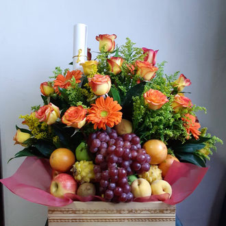 REF. 39 ARREGLO EN ROSAS DE COLOR TRAVIATAS,GERBERAS Y FRUTAS ELABORADO SOBRE CAJA DE MADERA DECORADA.