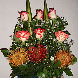 REF. 42 ARREGLO EN ROSAS DE COLOR BLUSH ,HOJAS DE PANDAMOS,FLOR DE PROTEA ELABORADO SOBRE BASE CORTEZA DE MADERA.