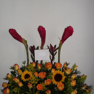 REF. 24 ARREGLO EN ROSAS DE COLOR TRAVIATAS,YINYER,2 GIRASOLES ELABORADO SOBRE BASE CORTEZA DE MADERA.