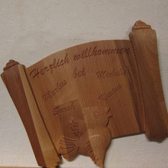 CNC gefertigtes Türschild das eine Schriftrolle darstellt vor der ein Vogel sitzt
