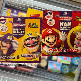 Das Bild zu Männerquatsch Podcast Folge 164 zeigt die Pizzen in der Mario & Peach-Variante "Triple Salami Explosion", so wie die Waluigi & Wario-Sorte "Vier Käse Deluxe & Sweet Sprinkles".