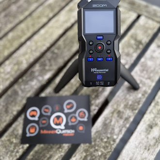 Das Bild zu Männerquatsch Podcast Folge 204 zeigt unser neues Aufnahmegerät Zoom H4 Essential.