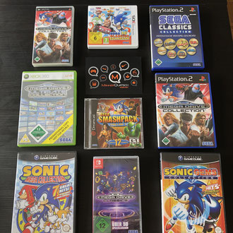 Das Bild zu Männerquatsch Podcast Folge 160 zeigt Sega Classic Sammlungen für verschiedene Konsolen. 