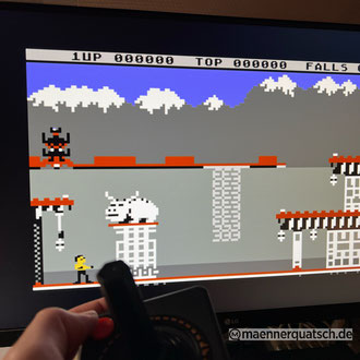 Das Bild zu Männerquatsch Podcast Folge 164 zeigt den Atari 400 Mini mit dem Spiel "Lee" in Aktion.