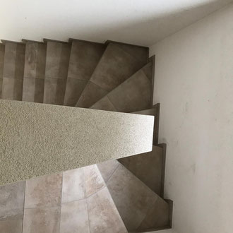 geplättelte Treppe peterkeramik GmbH Uebeschi bei Thun