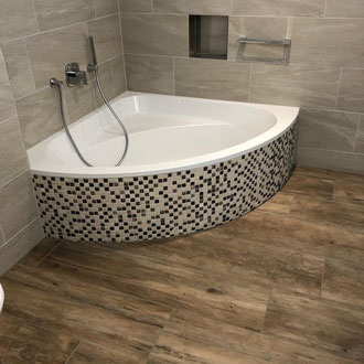 Badezimmer mit Holzoptik Bodenplatten