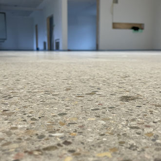 Estrich in Terrazzo Optik geschliffen