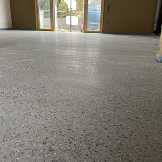 Estrich in Terrazzo Optik geschliffen