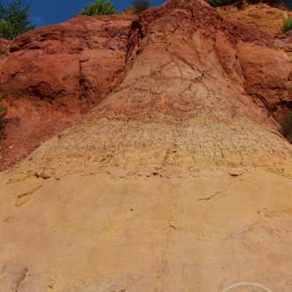 Monticule d'ocre dans un colorado privé - vers Gargas (Vaucluse) Provence, Août 2015