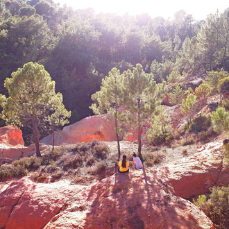 Adeline et Delphine discutent dans le colorado - vers Gargas (Vaucluse) Provence, Septembre 2018