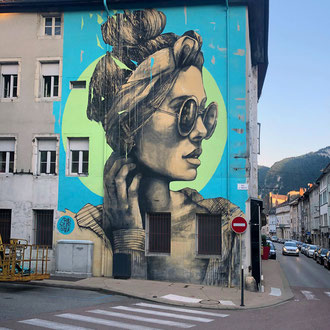 Fresque street-art à Nantua (Ain) par l'artiste peintre muraliste GRAFFMATT peinture murale lors du festival Woua'art commande professionnelle graffiti artiste streetart 