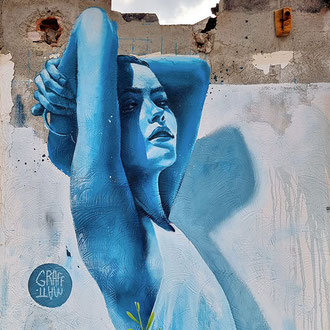 <alt="Chypre Aya-Napa Fresque murale graff graffiti art cyprus streetart painting graffmatt artist graffiti portrait world abandoned place tourism peinture portrait réaliste réalisme hyper réalisme artiste france monde europe streetart garffeur grapheur">