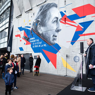 Fresque street-art à Décines-Charpieux (Lyon) au stade de foot Groupama Stadium OL Olympique Lyonnais par l'artiste peintre muraliste GRAFFMATT peinture murale commande organisée par Offside Gallery Peinture professionnel graffiti artiste streetart 