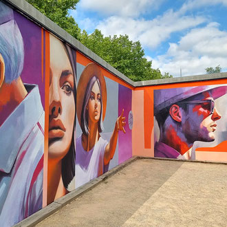 <alt="fresque extérieur décoration mur terrain de pétanque France sport jeu boule fresque artiste peintre professionnel street art trompe l'œil portraits art contemporain urbain moderne graff graph joli graffiti déco murale graffmatt GRAFF-MATT"> 